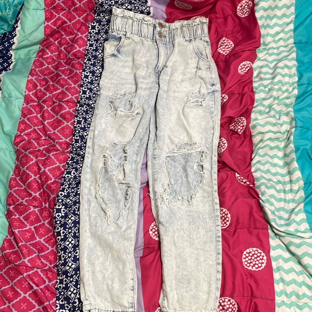 5/27 high rise mom jeans, Light in Color, stretchy waistband.